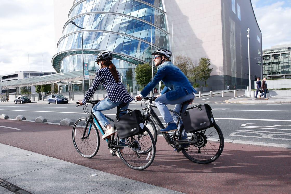 Zwei Fahrradfahrer unterwegs in der Stadt