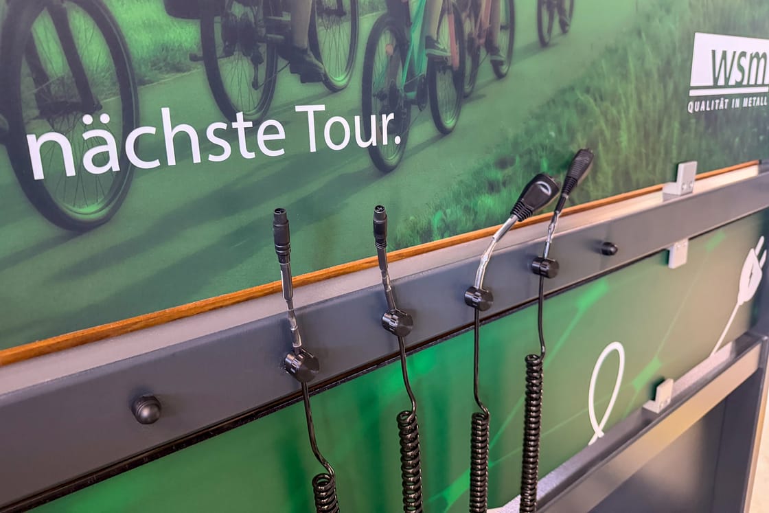 velocharge-autarke-fahrradladestation-ladestecker