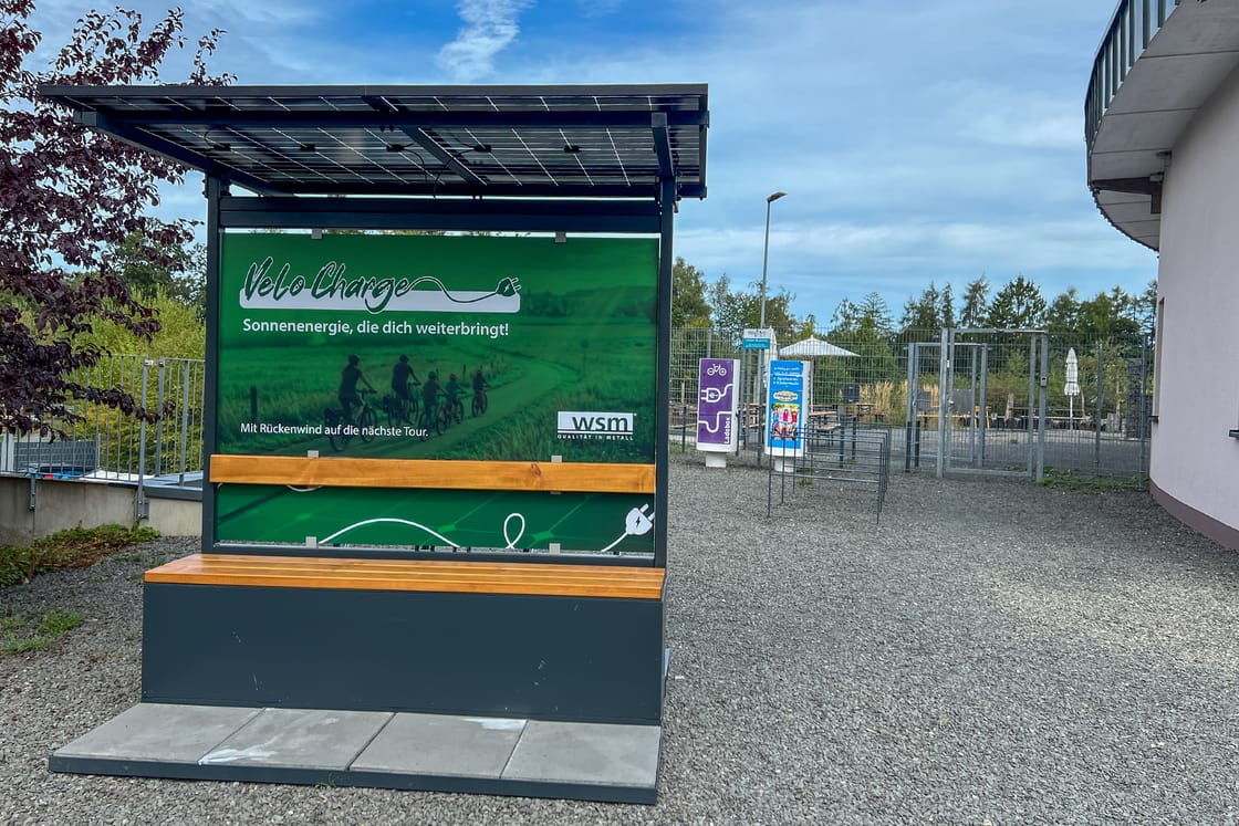 velocharge-autarke-fahrradladestation-sitzbank