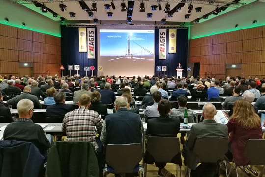 Publikum und Leinwand des AGFS-Kongress 2018