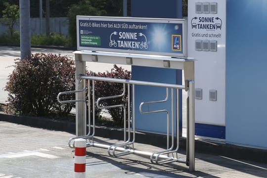Schnellladestation bei ALDI
