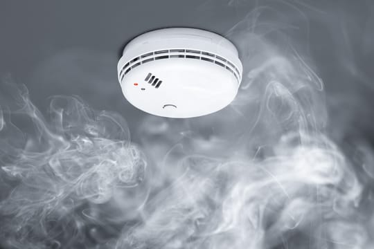 Aktiver Rauchmelder an der Decke