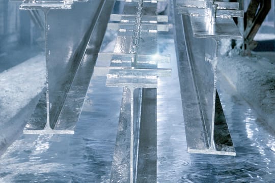Verzinkte Metallträger über galvanischem Bad