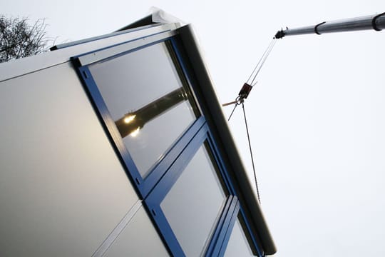 Kranmontage eines Raumsystems im Außenbereich