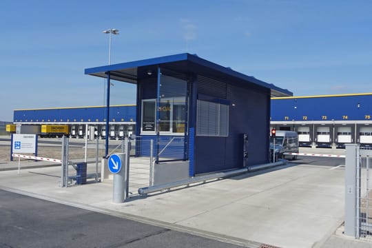 Pförtnerhaus vor Logistikunternehmen