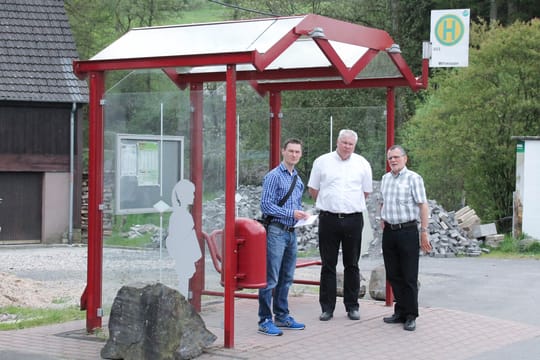 Prof. Dr. Bärwolff, Werner Schenk und Marius Himmel unter Überdachung