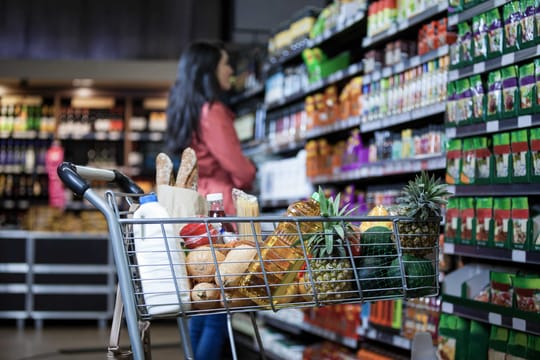 Warenregal und Einkaufswagen eines modernen Discounters