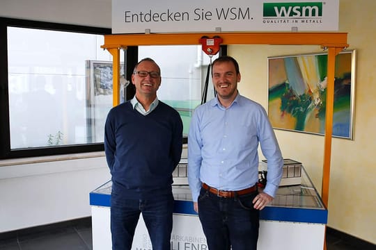Zwei Personen posieren für die Kamera