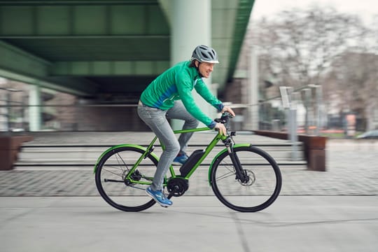 Mann auf E-Bike im Stadtverkehr