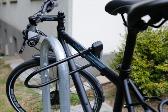 Anlehnparker mit Fahrrad und Fahrradschloss