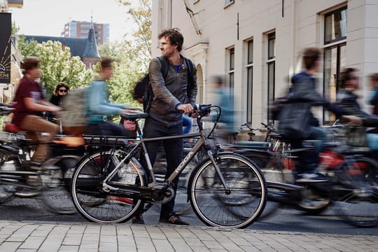 Fahrradfahrer im Stadtverkehr