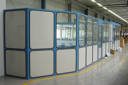 Trennwandsystem in Produktionshalle