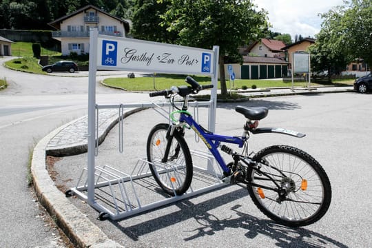 Werbefahrradständer mit eingestelltem Fahrrad