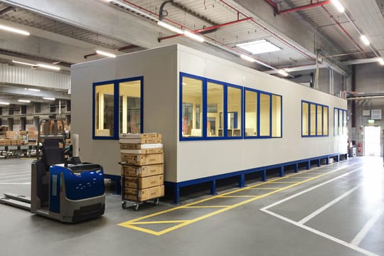 Geräumiges Meisterbüro mit viel Glas für maximale Übersicht in der Halle