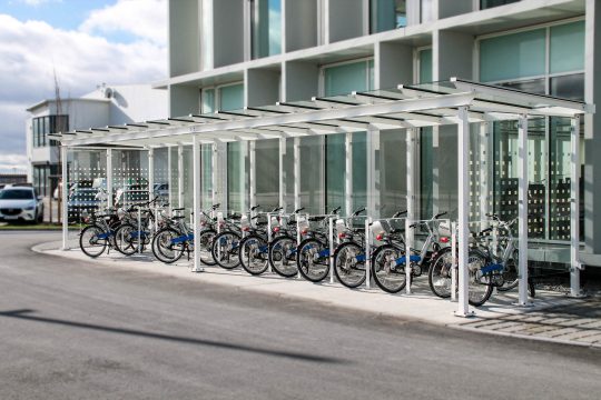Moderne Fahrradüberdachung Passau mit Anlehnbügeln